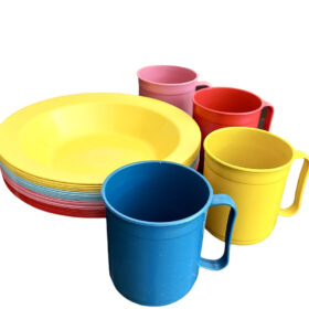 kit com 10 ou 20 ou 30 prato escolar plásticos mais 10 ou 20 ou 30 canecas 400ml